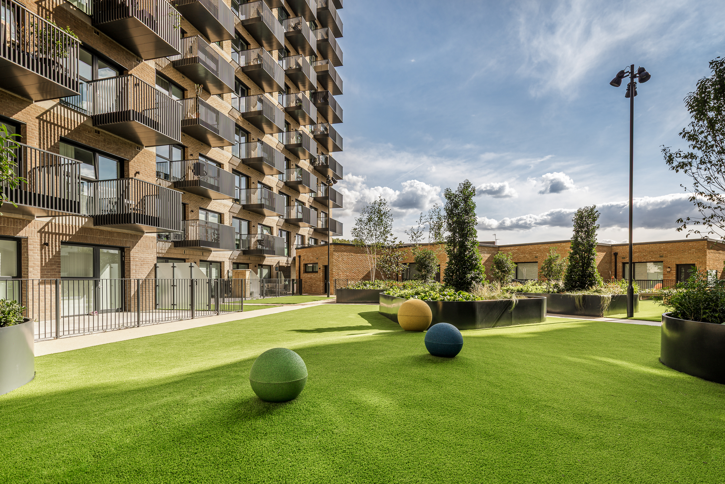 Kew Bridge Rise - podium gardens 
