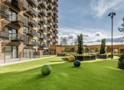 Kew Bridge Rise - podium gardens 