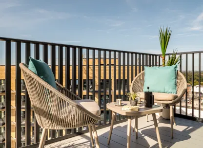 Kew Bridge Rise, 1 Bed show home, balcony
