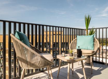 Kew Bridge Rise, 1 Bed show home, balcony