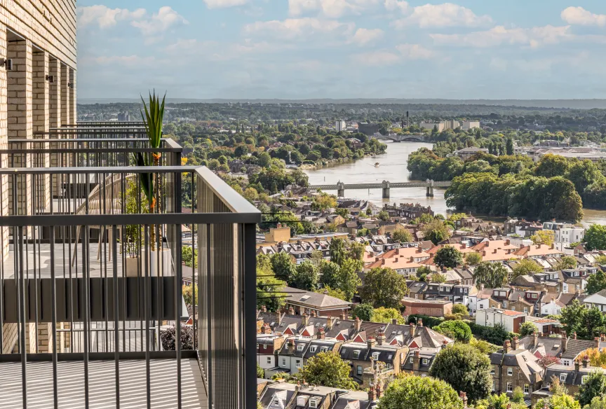 Kew Bridge Rise Show Apartment