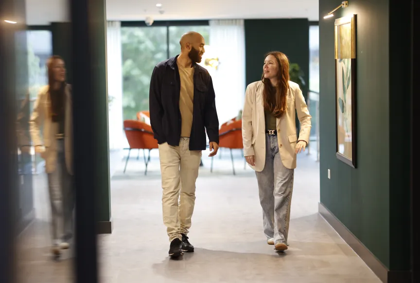 Man and women walking at Kew Bridge Rise 