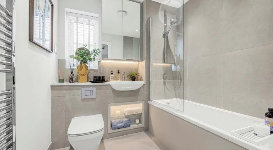 Elgrove Gardens Show Home Family Bathroom