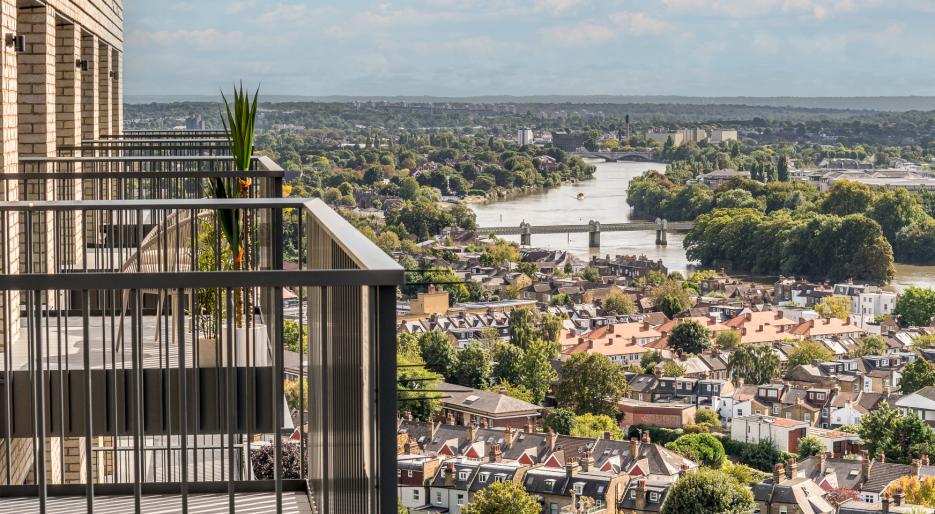 Kew Bridge Rise Show Apartment