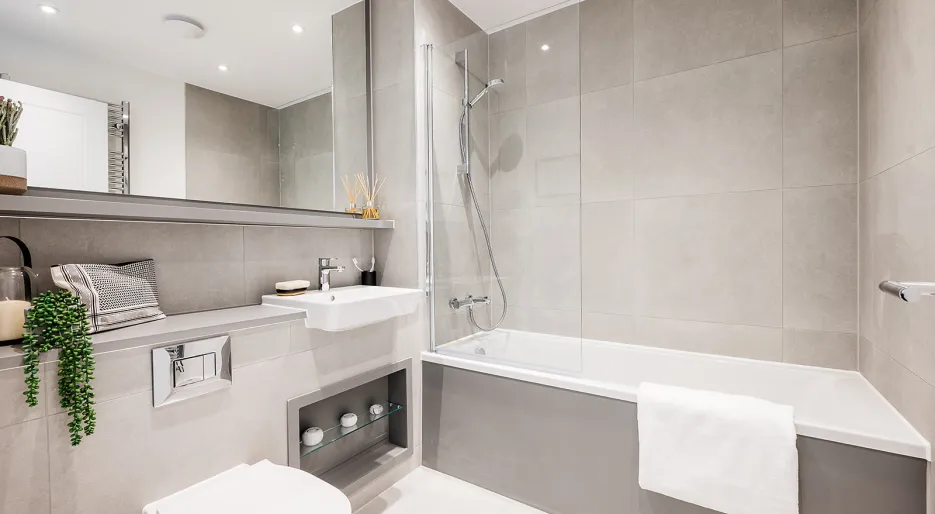 The Goldcrest, Number 34 at Farehurst Park - Main Bathroom