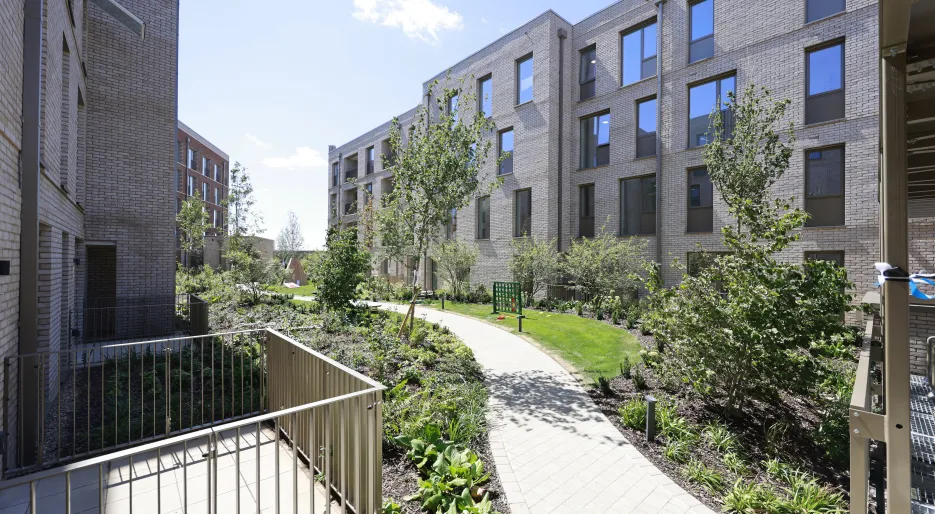 Residents Courtyard Garden at Fusion - Knights Park