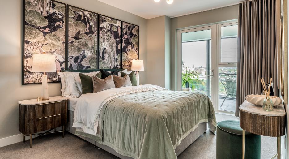 Bedroom with balcony 2 bed.