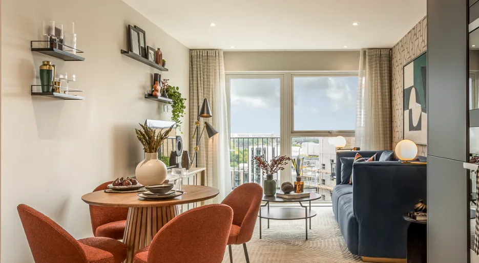 Kew Bridge Rise, 1 Bed show home, dining space