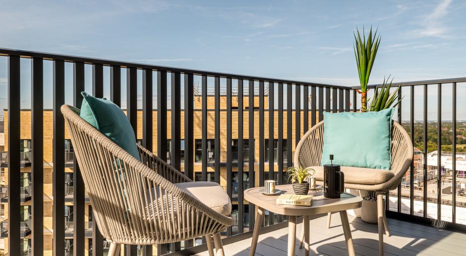 Kew Bridge Rise, 1 Bed show home, balcony