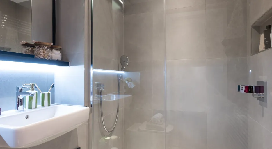 5 bedroom show home, bathroom