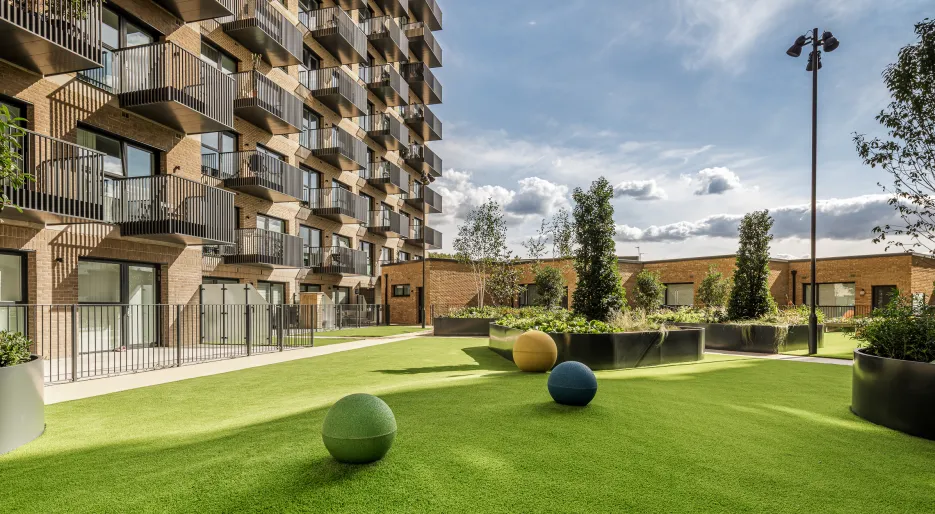 Kew Bridge Rise, podium garden