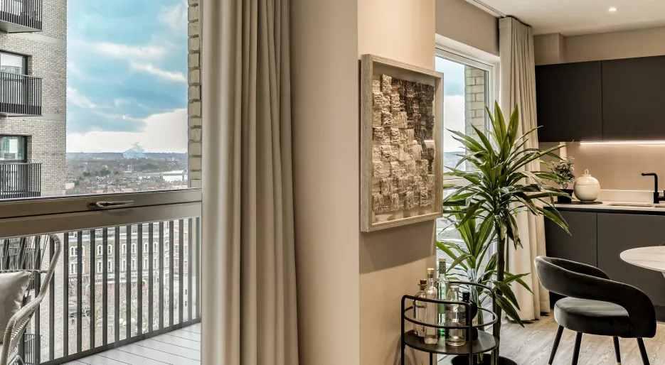 Kew Bridge Rise, Living