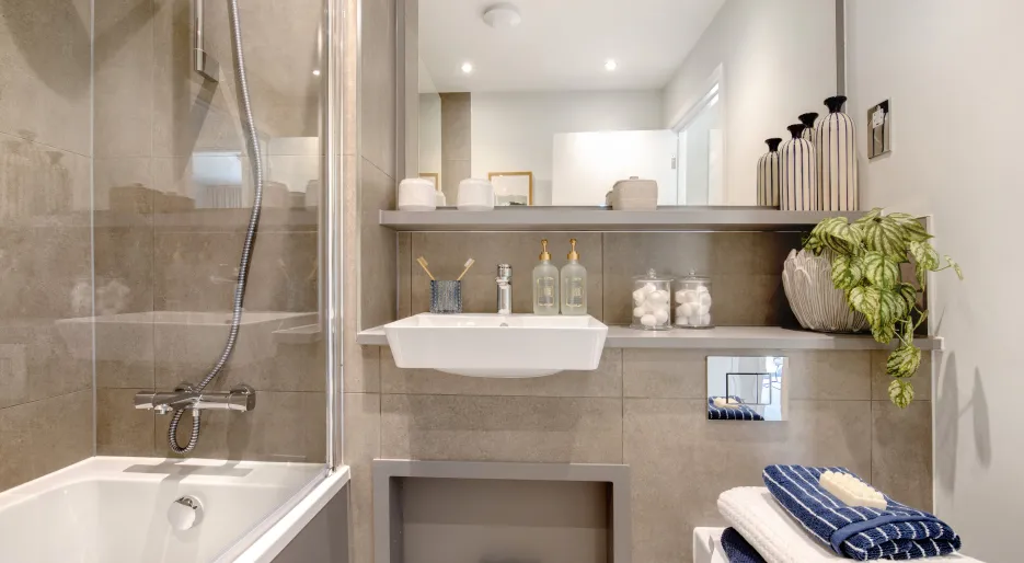 Kingsley Park - Plot 9 The Holly - Main Bathroom 2.jpg