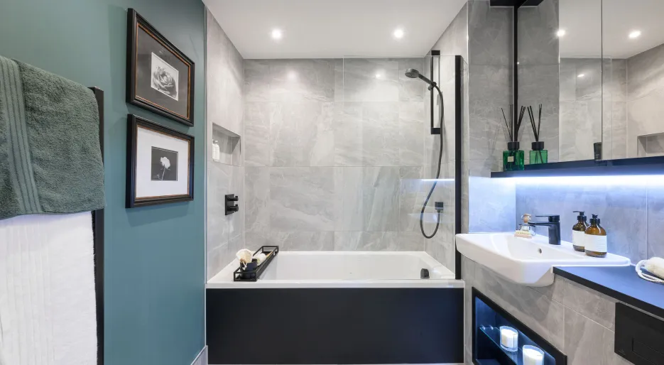 Three bedroom apartment, bathroom