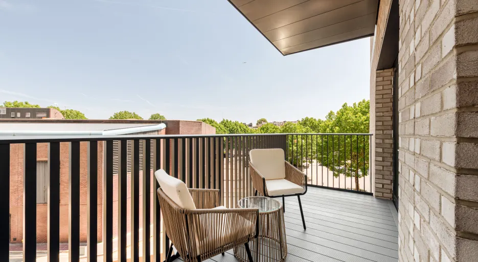 Kew Bridge Rise, Apartment 105, Wren House, 2-Bedroom, Balony.