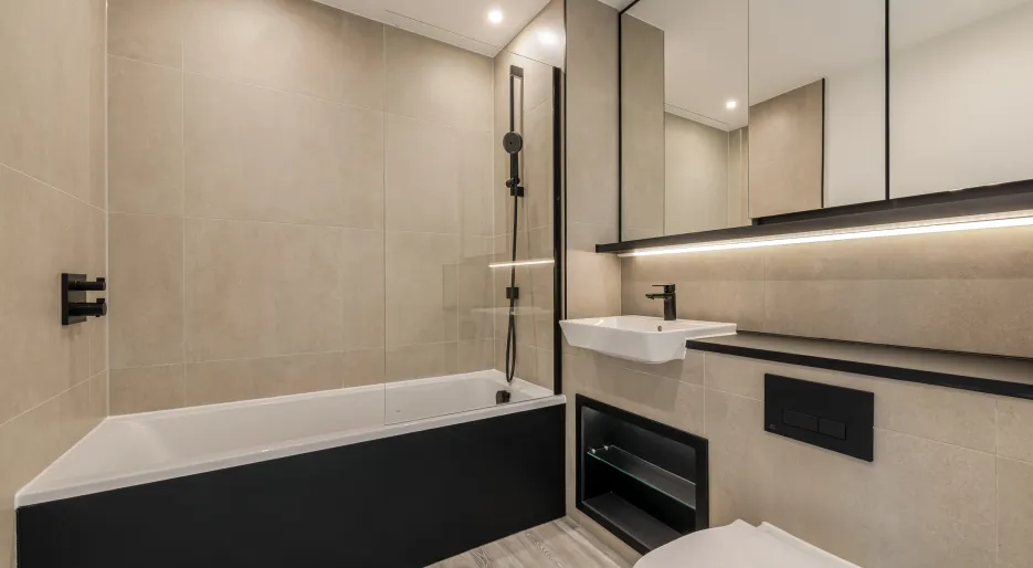Kew Bridge Rise, Apartment 105, Wren House, 2-Bedroom, Family Bathroom