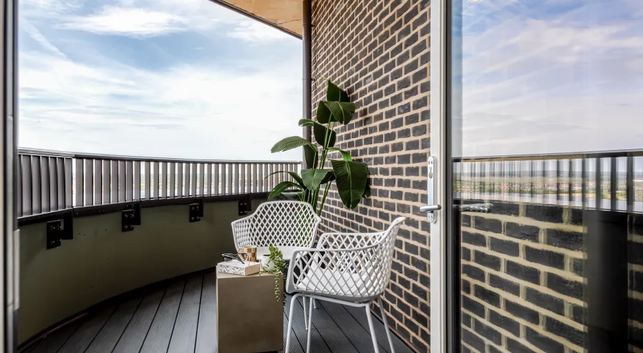 Dagenham Green, Balcony