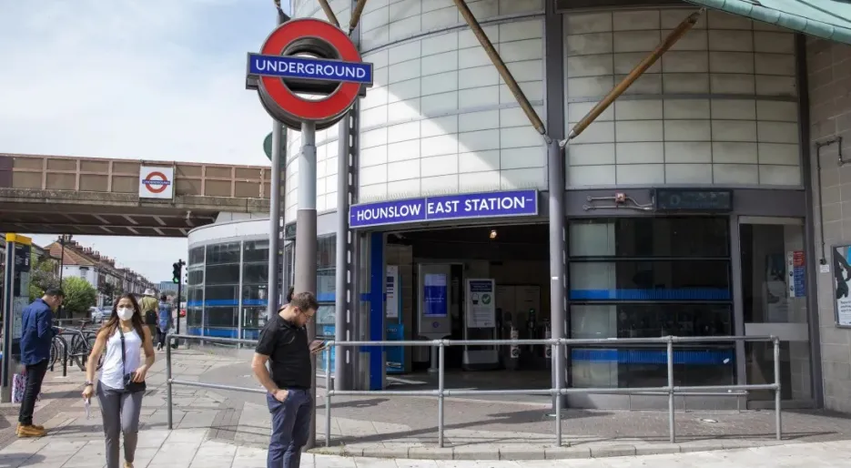 Stations-Hounslow East-06