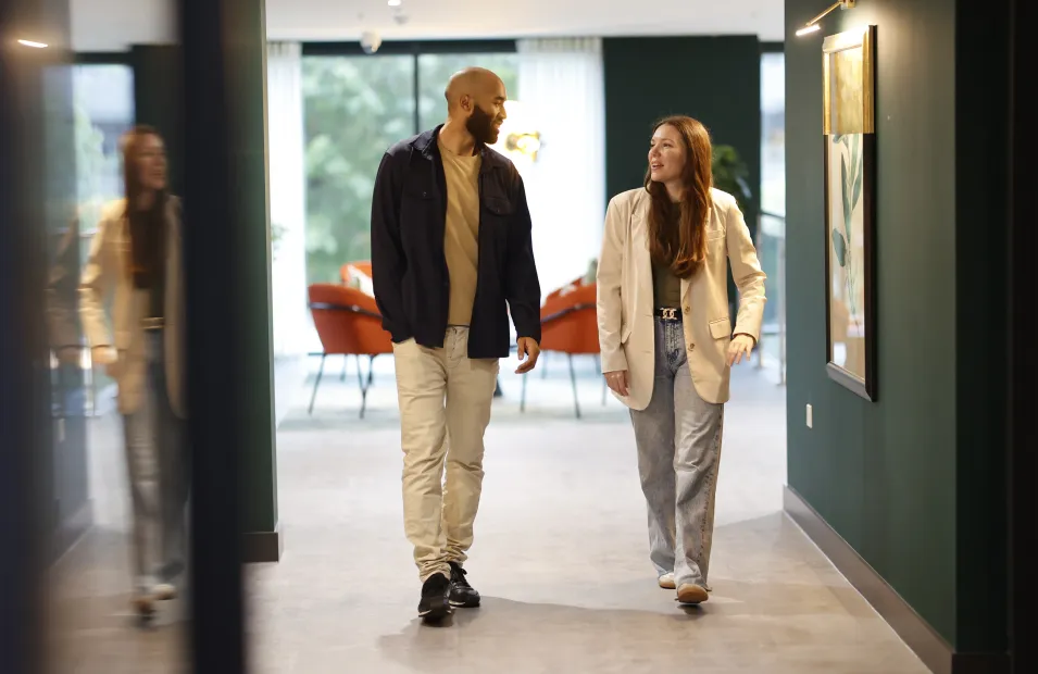 Man and women walking at Kew Bridge Rise 
