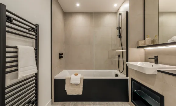 Kew Bridge Rise, Apartment 52,  Family Bathroom
