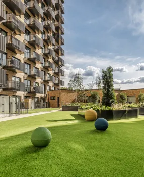 Kew Bridge Rise, podium garden