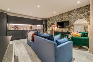The Empire, Apartment 922