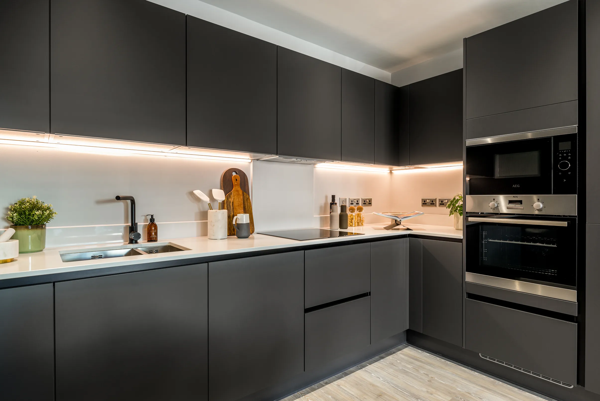 Kew Bridge Rise - 2-bed 1-bath - Kitchen 