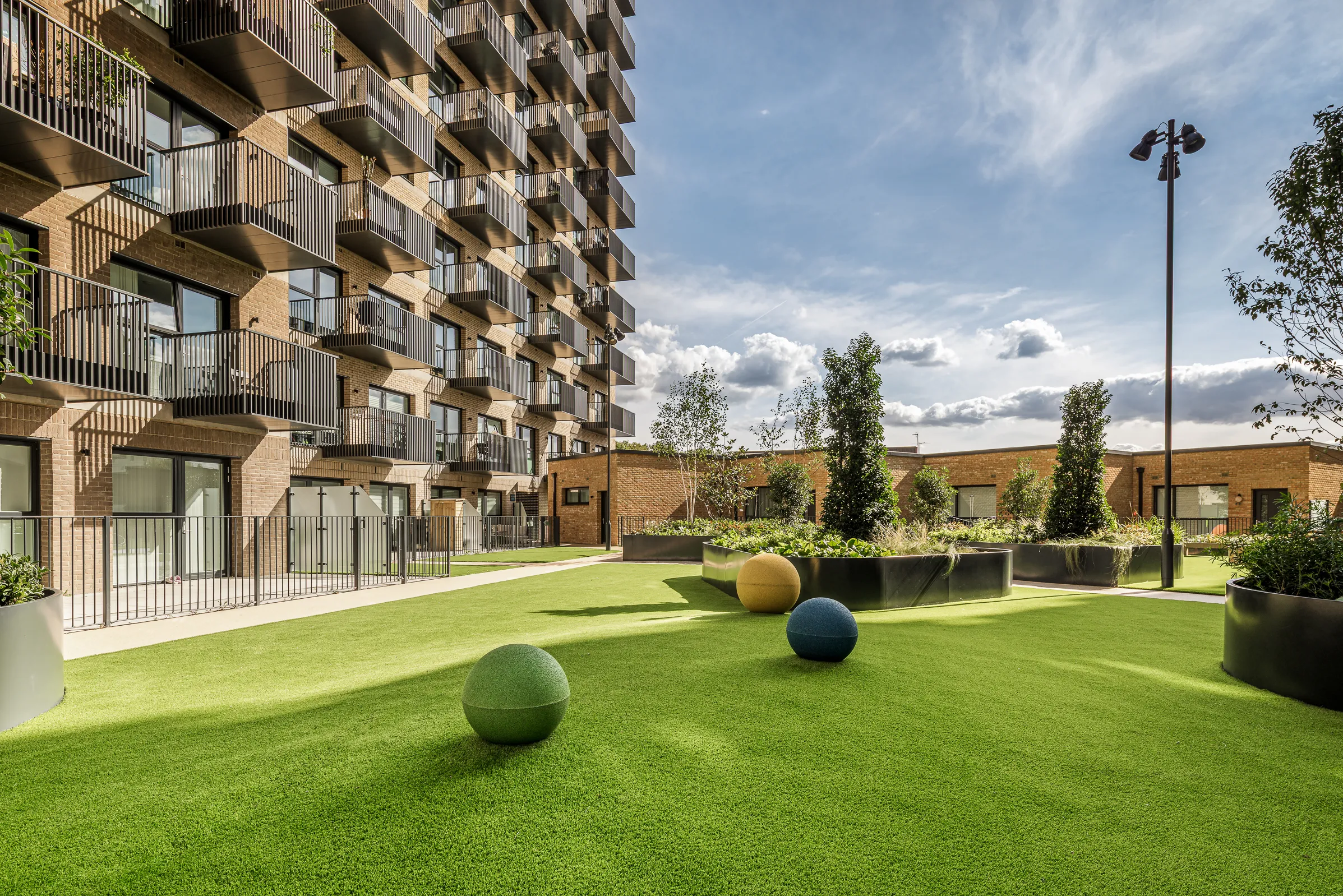 Kew Bridge Rise, podium garden